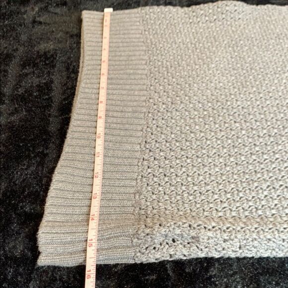 Guess Gray Crew Neck  hunky Knit Sweater Size Medium - Picture 7 of 10